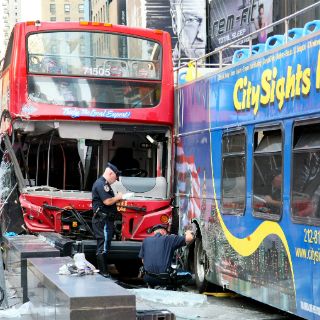 Chocan dos autobuses de turismo en Times Square