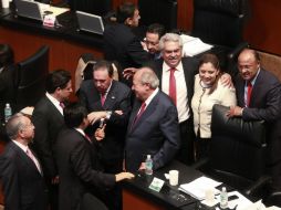 Legisladores dialogan durante la reunión. EFE /