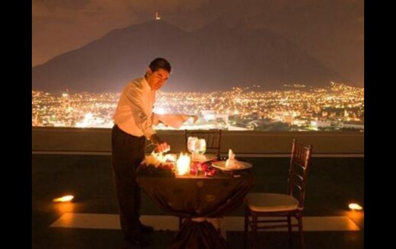 Una cena romántica preparada por un chef reconocido, es uno de los lugares perfectos para declararte a tu pareja.Tomada de @volopapilio ESPECIAL /