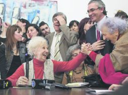Estela de Carlotto, presidenta de Abuelas de Plaza de Mayo (centro), celebra con sus compañeros de la organización en Buenos Aires. AP /