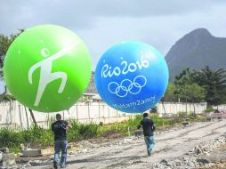 arios trabajadores levantan globos enormes cerca del parque Olímpico en Barra, dos años antes de los Juegos Olímpicos de Río.  /