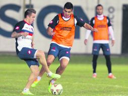 Cuervos. El jugador del San Lorenzo, Julio Bufarini (izq.) es marcado por su compañero Enzo Kalisky. EFE /