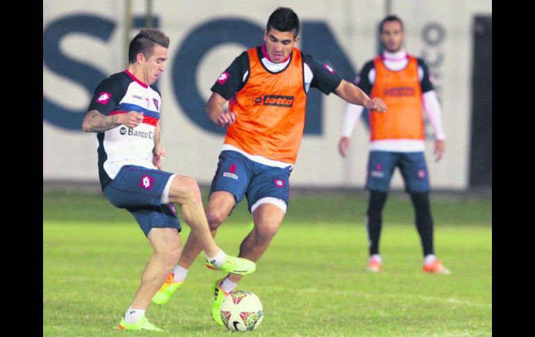 Cuervos. El jugador del San Lorenzo, Julio Bufarini (izq.) es marcado por su compañero Enzo Kalisky. EFE /