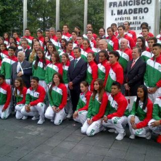 Peña Nieto abandera a delegación de Nanjing 2014