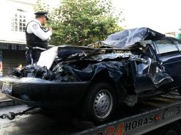 Se cree que el chofer, iba bajo los efectos del alcohol y comiendo al mismo tiempo que conducía el compacto de color azul.  /