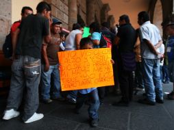 Al momento que llegaban los manifestantes, un grupo de policías les impidió el acceso al recinto municipal.  /