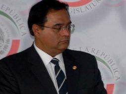 El senador Benjamín Robles expone los documentos que exhiben la entrega del dinero al sindicato petrolero. ARCHIVO /