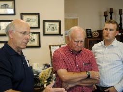 El legislador Steve Pearce, el alcalde de Artesia Phillip Burch y el senador Cliff Pirtle ofrecen una conferencia sobre la cuarentena. AP /