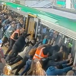 Pasajeros ladean vagón para liberar a un hombre en Australia