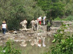 Bomberos y Protección Civil acudieron a retirar la obstrucción y poder desahogar el nivel del agua.  /