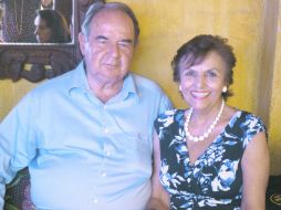 Con la anfitriona. Miguel Gil Alonso Pérez Vargas y Genoveva Garibi.  /