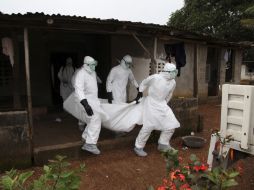 Enfermeras liberianas cargan el cuerpo de una víctima del virus en la comunidad de Banjor, a las auferas de Monrovia. EFE /