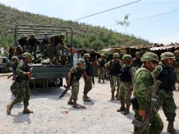 Militares cercan la zona y someten a las personas que habían tratado de escapar. ARCHIVO /