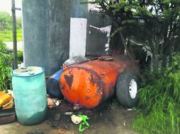 A la sombra. Los delincuentes usan casi cualquier recipiente para guardar combustible.  /