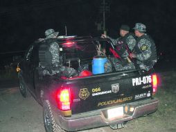 Policías patrullan los alrededores del Palacio Municipal de Ayutla, tras ser 'ejecutado' el primer regidor Manuel Gómez Torres. ESPECIAL /