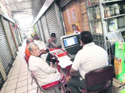 Pocos comerciantes se acercaron al módulo del SAT, y los que se acercaban no eran locatarios del mercado conocido como 'Rizo'.  /