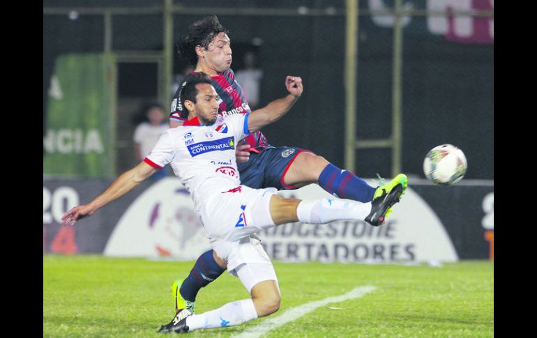 Más agónico, imposible. Literalmente en la última jugada del partido, Santa Cruz prendió así el balón para igualar el marcador. AP /