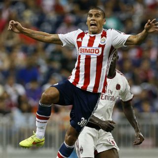 Salcido lamenta desempeño de Chivas ante AC Milán