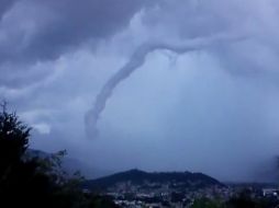 El fenómeno natural es el tercero en menos de dos meses y se produce por una interacción de aire frío con aire caliente. ESPECIAL /
