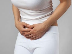 El principal síntoma que puede presentar una mujer con dicha afección es el dolor pélvico intenso. ARCHIVO /