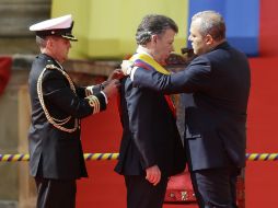 José Name entrega la banda presidencial a Juan Manuel Santos. AP /