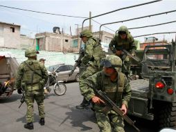 Elementos policiacos acuden a una localidad en Monclova donde recibieron el reporte de la presencia de hombres armados. ARCHIVO /