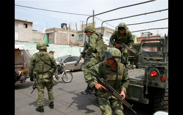 Elementos policiacos acuden a una localidad en Monclova donde recibieron el reporte de la presencia de hombres armados. ARCHIVO /