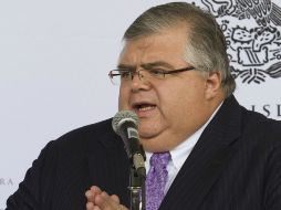 Agustín Carstens indica que con un aumento al salario mínimo los salarios reales no tendrían un aumento. ARCHIVO /