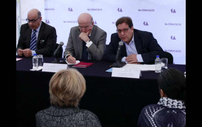 Cayuela (Der) hablará sobre la trayectoria de Paz, destacando la diversidad de cultura que tenemos en el país. EFE /