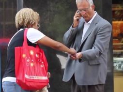 Las personas reaccionan de forma amable y acceden a darle dinero. ESPECIAL /