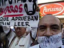 Además de periodistas y comunicadores, miembros de la sociedad civil apoyaron a los manifestantes. EFE /