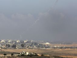 Un cohete es lanzado por milicias palestinas desde la Franja de Gaza hacia Israel, tras el fin de la tregua. EFE /