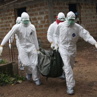 Suman 961 casos mortales por ébola, según la OMS