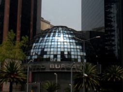 En la BMV se opera un volumen de 2.3 millones de títulos con la participación de 55 emisoras, de las cuales 36 ganan. ARCHIVO /