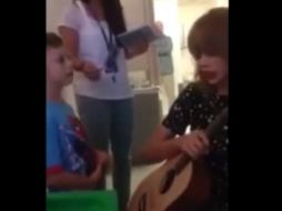 La cantante interpreta 'We Are Never Ever Getting Back Together' acompañada del pequeño Jordan. ESPECIAL /