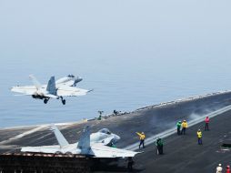 Un caza FA-18 de la Armada estadounidense despega del portaaviones George HW Bush. AFP /