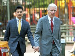 El mediador Daniel Pollack (d) llega al Palacio de Justicia Federal de EU en NY para una audiencia sobre la deuda argentina. AFP /
