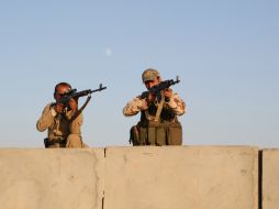 Combatientes kurdos hacen guardia durante los ataques aéreos dirigidos a militantes del Estado Islámico. AP /