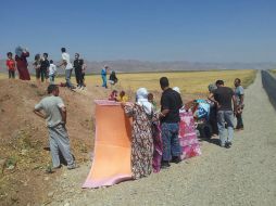 Una familia yazidí se para a las orillas de una carretera mientras huyen de militantes del Estado Islámico. AP /
