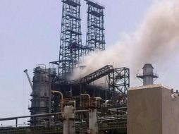 Vista de la columna de humo dejada por el flamazo en la planta de Pemex. TOMADA DE @dect1608  /