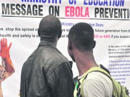 Un espectacular de información pública advierte a la gente sobre el virus del ébola en la ciudad de Monrovia. AP /