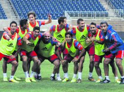 Chivas viajó desde EU a Pachuca, con una parada en DF para su partido de hoy, al que llegan tras dos amistosos internacionales. ESPECIAL /