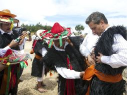 Autoridades tradicionales visten al Primer Mandatario para la ceremonia en Chiapas. EFE /