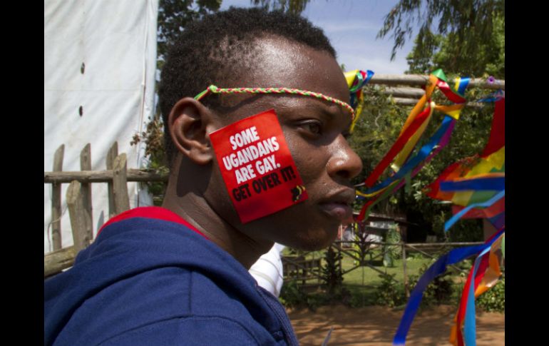 Muchos manifestantes portaban máscaras, pues no querían ser identificados en un país donde los homosexuales son discriminados. AFP /