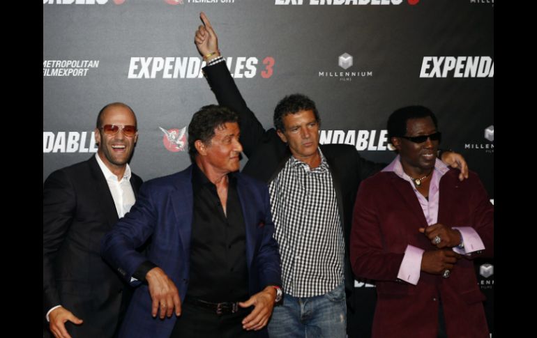 Parte del elenco de 'Los Indestructibles 3', filme en la que participa Banderas. EFE /