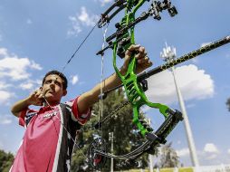El tirador Julio Fierro y ganador de la medalla de plata con el equipo mexicano. ARCHIVO /