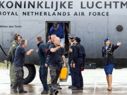 Los últimos miembros de la misión de repatriación, que estaban activos en la zona del accidente aéreo llegan a Eindhoven. AFP /