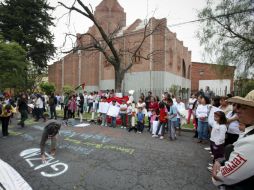 Jóvenes hacen pintas con aerosol con leyendas como 'Palestina Libre'. SUN /
