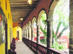 Casa de la Cultura San Miguel Allende ofrece un atractivo portal unido por una balaustrada.  /