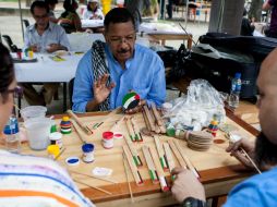 Un grupo de personas participa en la creación de juguetes artesanales, que serán donados a los niños palestinos. EFE /